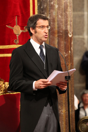 Feijoo durante a súa ofrenda ao apóstolo, na catedral compostelá