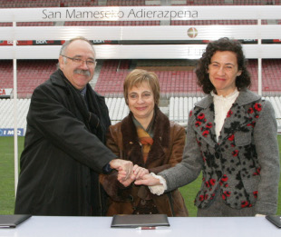 Os tres representantes, no momento da sinatura