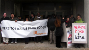 Decenas de persoas manifestáronse perante o xulgado