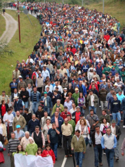 Imaxe da manifestación dos gandeiros a pé até San Caetano