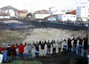 Cadea humana organizada por Area Negra en xaneiro de 2003