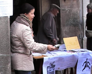 O colectivo estivo recollendo sinaturas na compostelá Praza do Toural