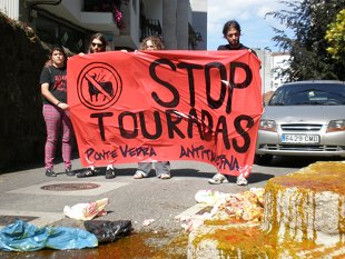 Ao remate do acto, despregouse unha pancarta contra as touradas