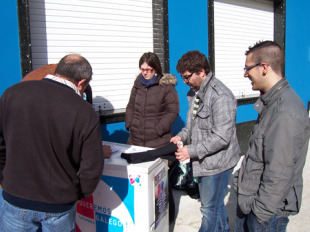 Mesa onde se recollían as sinaturas de 'Queremos Galego' en Camariñas