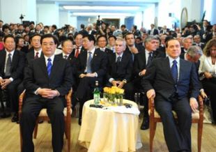 Mentres os disturbios se sucedían no país, o presidente chinés, Hu Jintao, participaba nun foro empresarial en Roma, a carón de Berlusconi