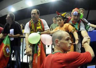 A afección portuguesa, acompañando o seu equipo no partido contra Francia